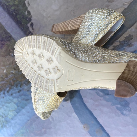 Aquatalia Rio-V Peep Toe Pumps, 7.5 - Picture 9 of 11